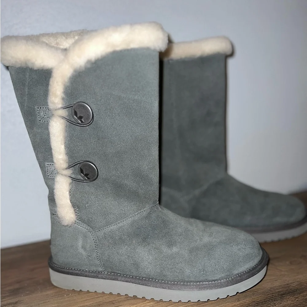 Koolaburra Gray Suede Boots with Cream Trim - Picture 2 of 9